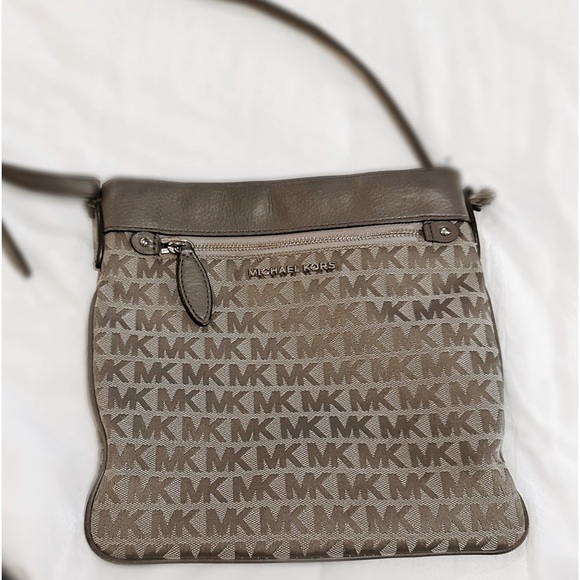 Micheal Kors Purse - Picture 1 of 7